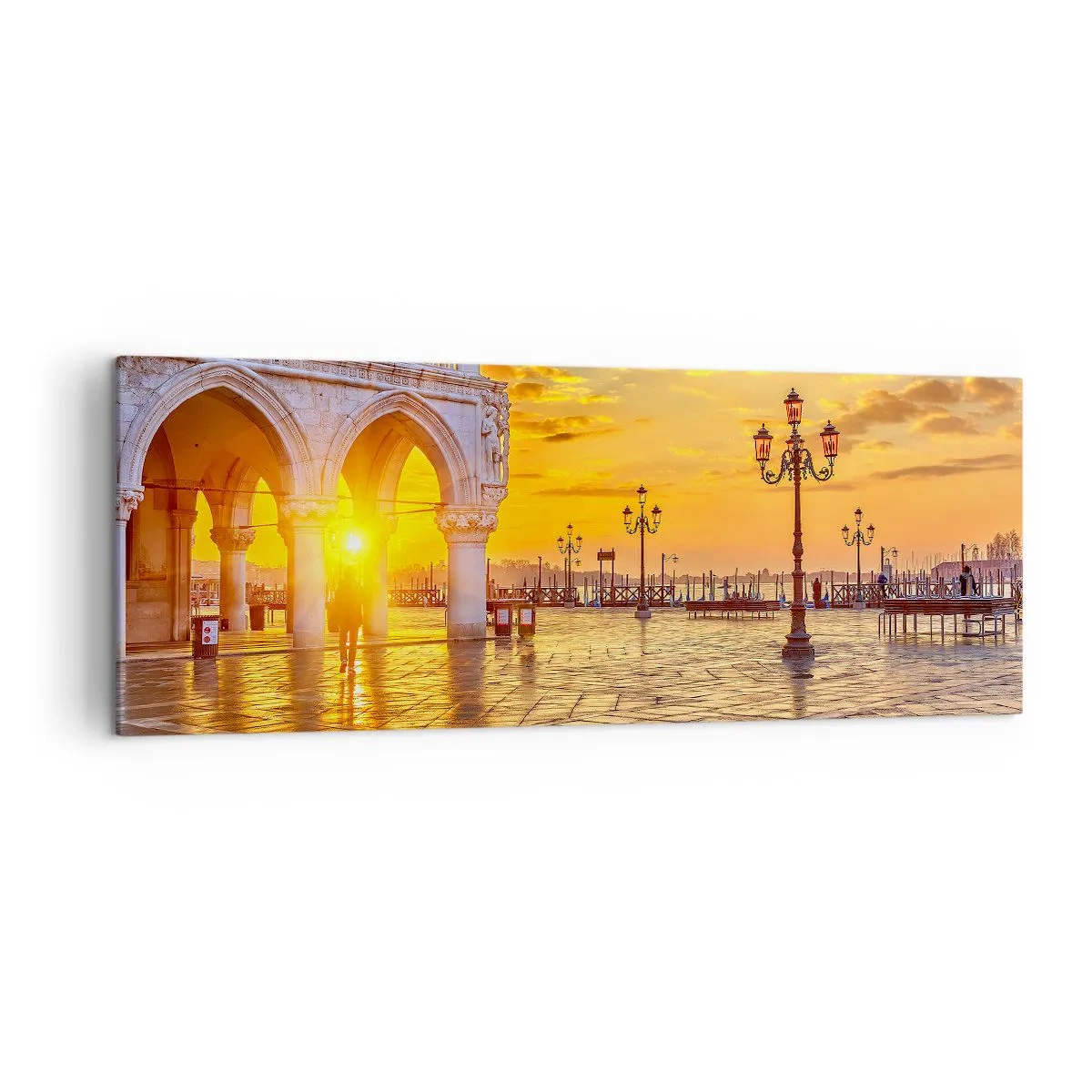 Bild auf Leinwand - Leinwandbild - Goldener Sonnenuntergang auf dem Stadtplatz mit Arkaden und Lampen - 140x50cm - Wo sind alle? - Moderne Wanddekoration für Wohnzimmer und Schlafzimmer ARTTOR