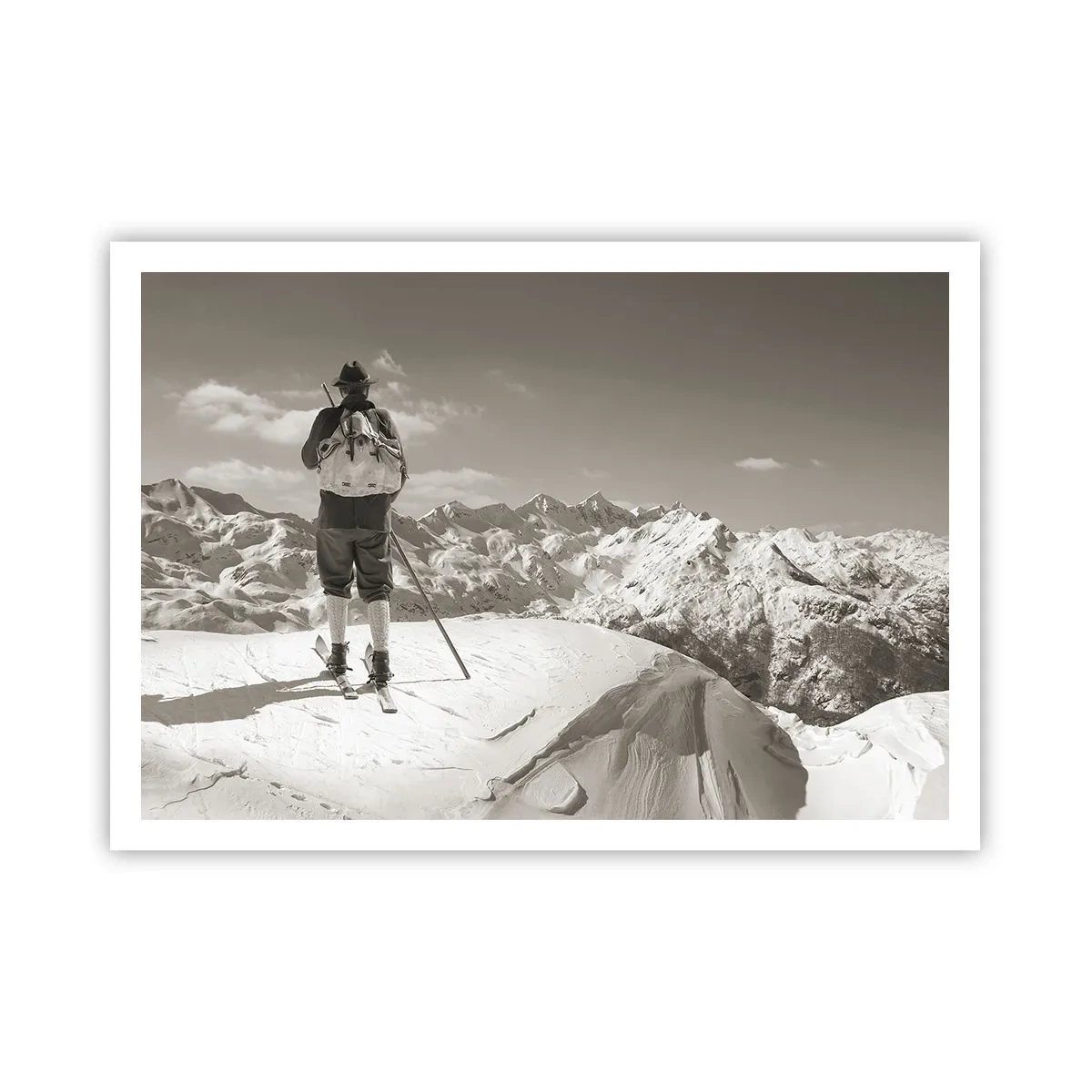 Poster - Ein Skifahrer auf einem Berggipfel in Schwarz und Weiß - 100x70cm - Und die Berge bleiben unverändert - Moderne Wanddekoration für Wohnzimmer und Schlafzimmer ARTTOR