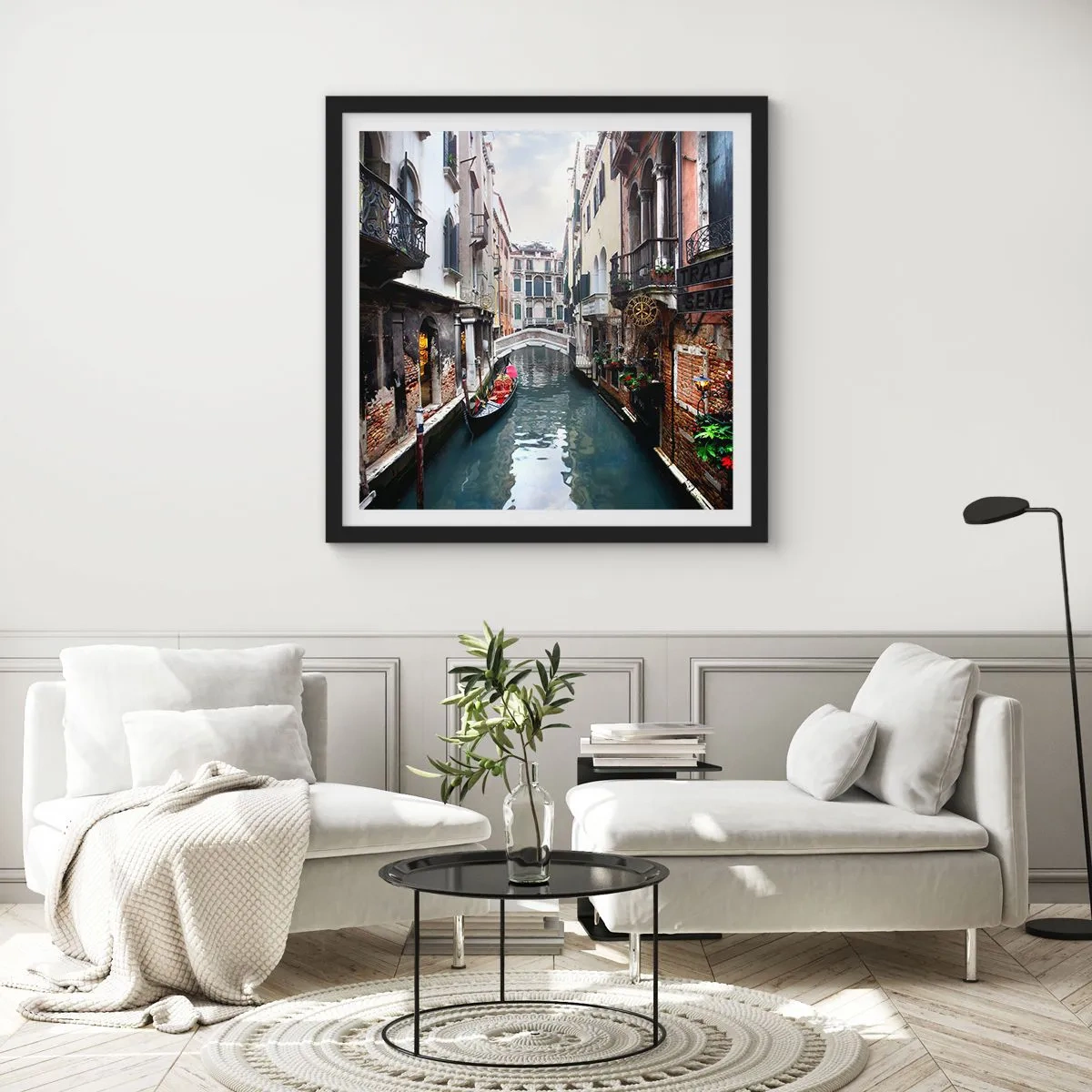 Poster in einem schwarzem Rahmen - Venezianische Landschaft mit Gondel und Brücke - 60x60 cm
