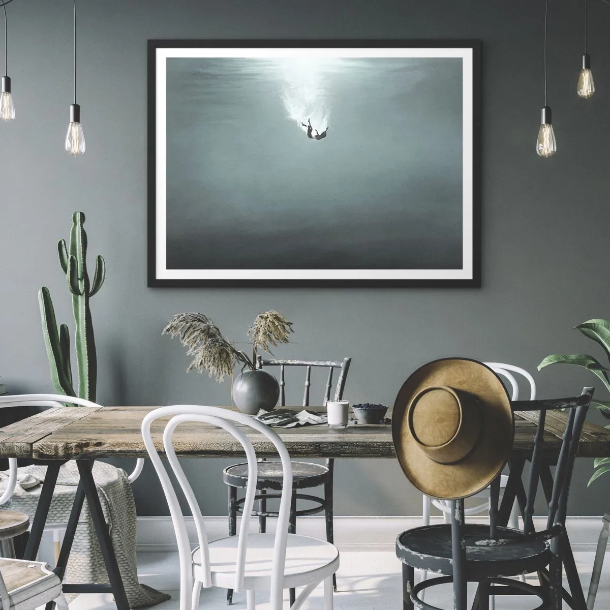 Poster in einem schwarzem Rahmen - Eine Figur, eingetaucht in tiefes, türkisfarbenes Wasser - 100x70cm - In den Armen des Ozeans - Moderne Wanddekoration für Wohnzimmer und Schlafzimmer ARTTOR