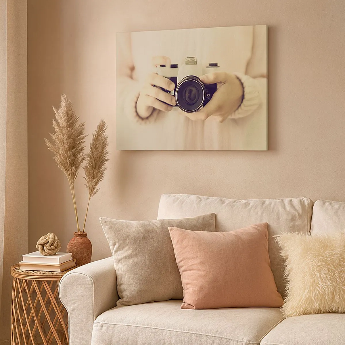 Bild auf Leinwand - Leinwandbild - Retro-Kamera in den Händen vor hellem Hintergrund gehalten - 70x50cm - Um mehr zu sehen ... - Moderne Wanddekoration für Wohnzimmer und Schlafzimmer ARTTOR