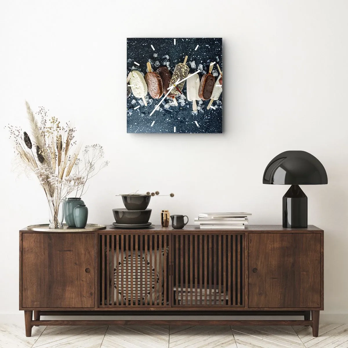 Wanduhr - Glasuhr - Bunte Eislutscher auf Eis mit dunklem Hintergrund angeordnet - 30x30cm - Geschmack des heißen Sommers - Moderne Wanddekoration für Wohnzimmer und Schlafzimmer ARTTOR