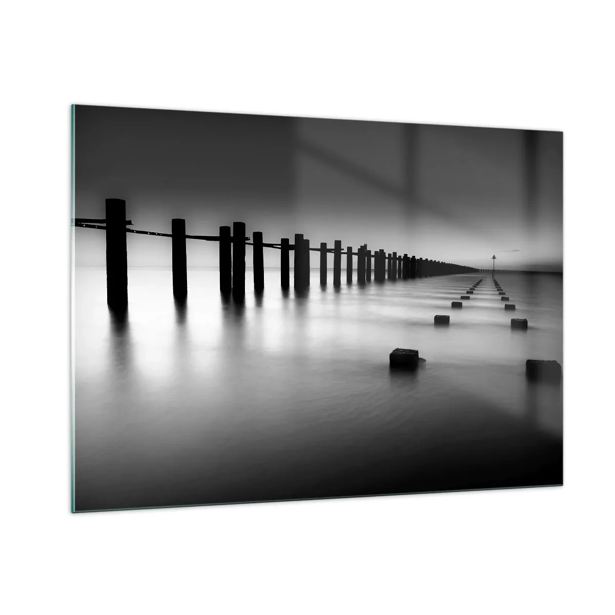 Glasbild - Bild auf glas - Ein minimalistischer schwarz-weißer Pier auf ruhigem Wasser - 100x70cm - Graue Distanz im Nebel - Moderne Wanddekoration für Wohnzimmer und Schlafzimmer ARTTOR