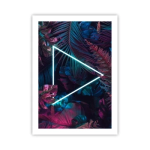 Poster - Ein Neondreieck vor einem Hintergrund dunkler tropischer Vegetation. - 50x70cm - Garten im Disco-Stil - Moderne Wanddekoration für Wohnzimmer und Schlafzimmer ARTTOR