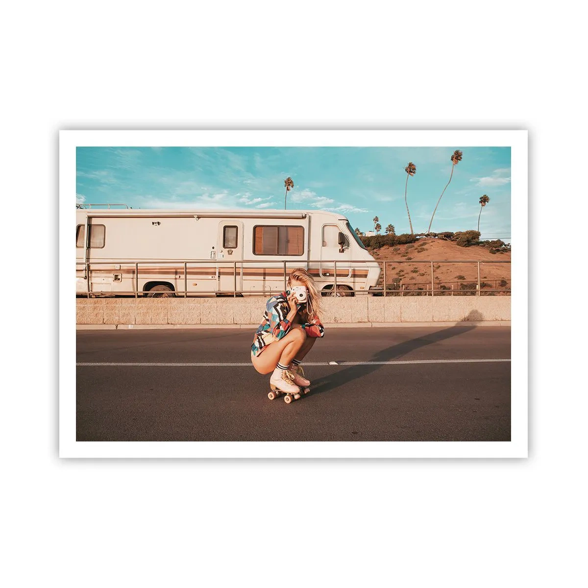 Poster - Ein Mädchen auf Rollschuhen macht an einem sonnigen Tag ein Foto. - 100x70cm - Lächel bitte! - Moderne Wanddekoration für Wohnzimmer und Schlafzimmer ARTTOR