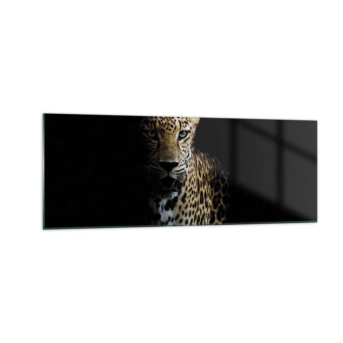 Glasbild - Bild auf glas - Ein Leopard auf dunklem Hintergrund mit intensivem Blick - 140x50cm - Dunkle Schönheit - Moderne Wanddekoration für Wohnzimmer und Schlafzimmer ARTTOR