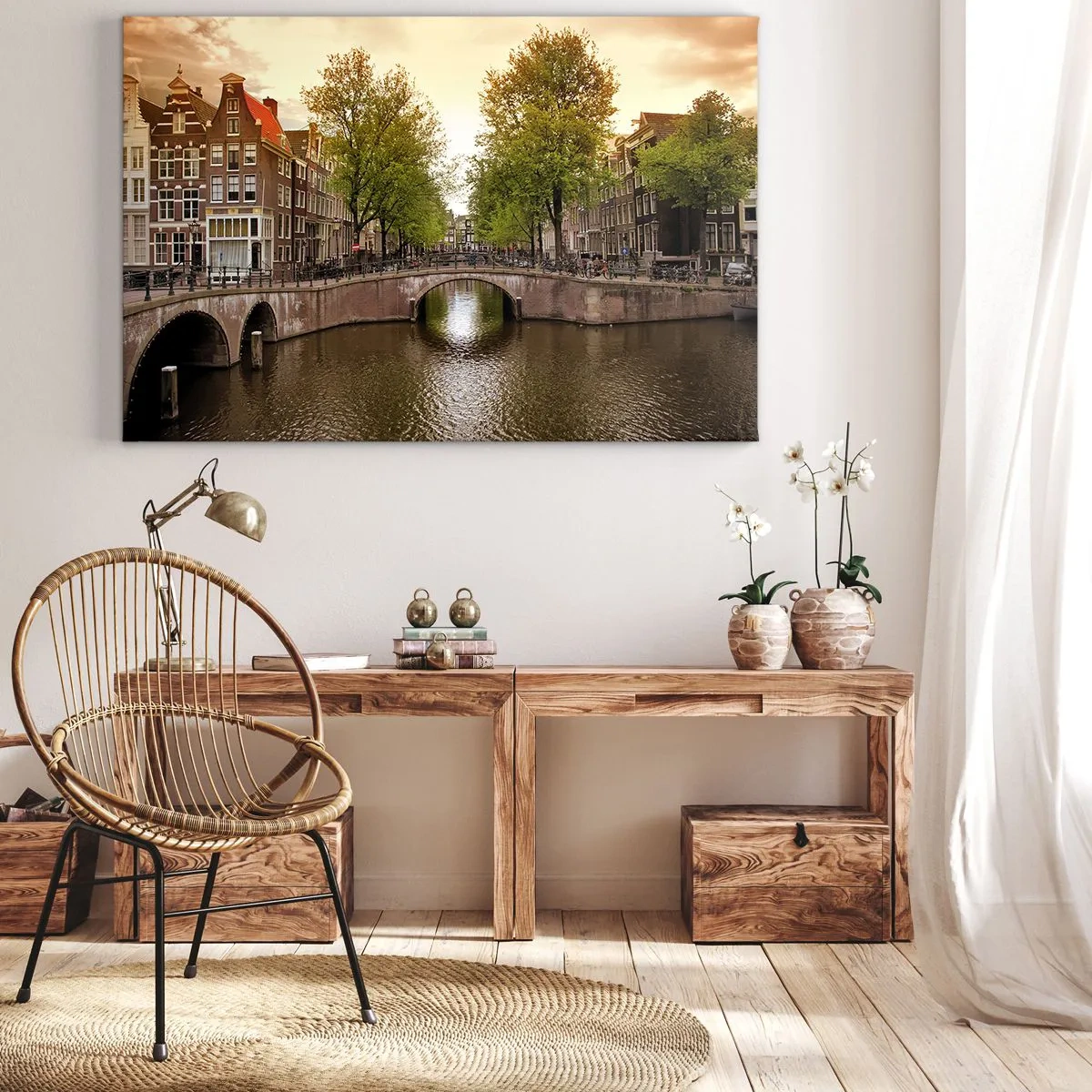 Bild auf Leinwand - Leinwandbild - Ein Kanal in Amsterdam, umgeben von historischen Mietshäusern - 70x50cm - Mit dem Boot oder mit dem Fahrrad? - Moderne Wanddekoration für Wohnzimmer und Schlafzimmer ARTTOR