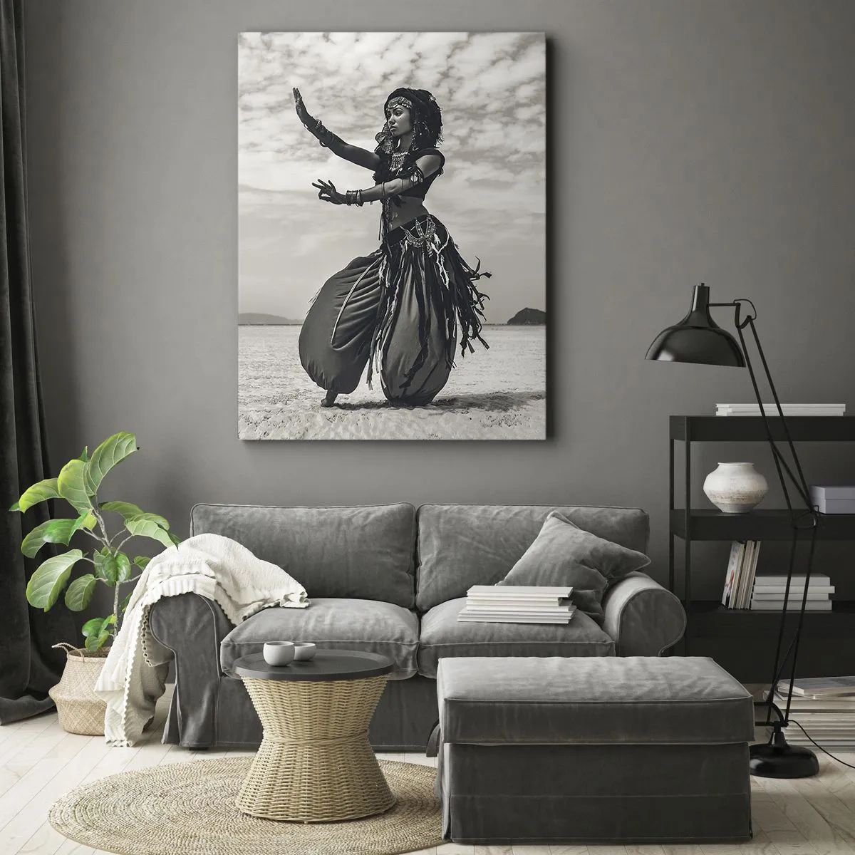 Bild auf Leinwand - Leinwandbild - Exotische Tänzerin vor Wüstenkulisse - 70x100cm - Der Tanz der südlichen Inseln - Moderne Wanddekoration für Wohnzimmer und Schlafzimmer ARTTOR