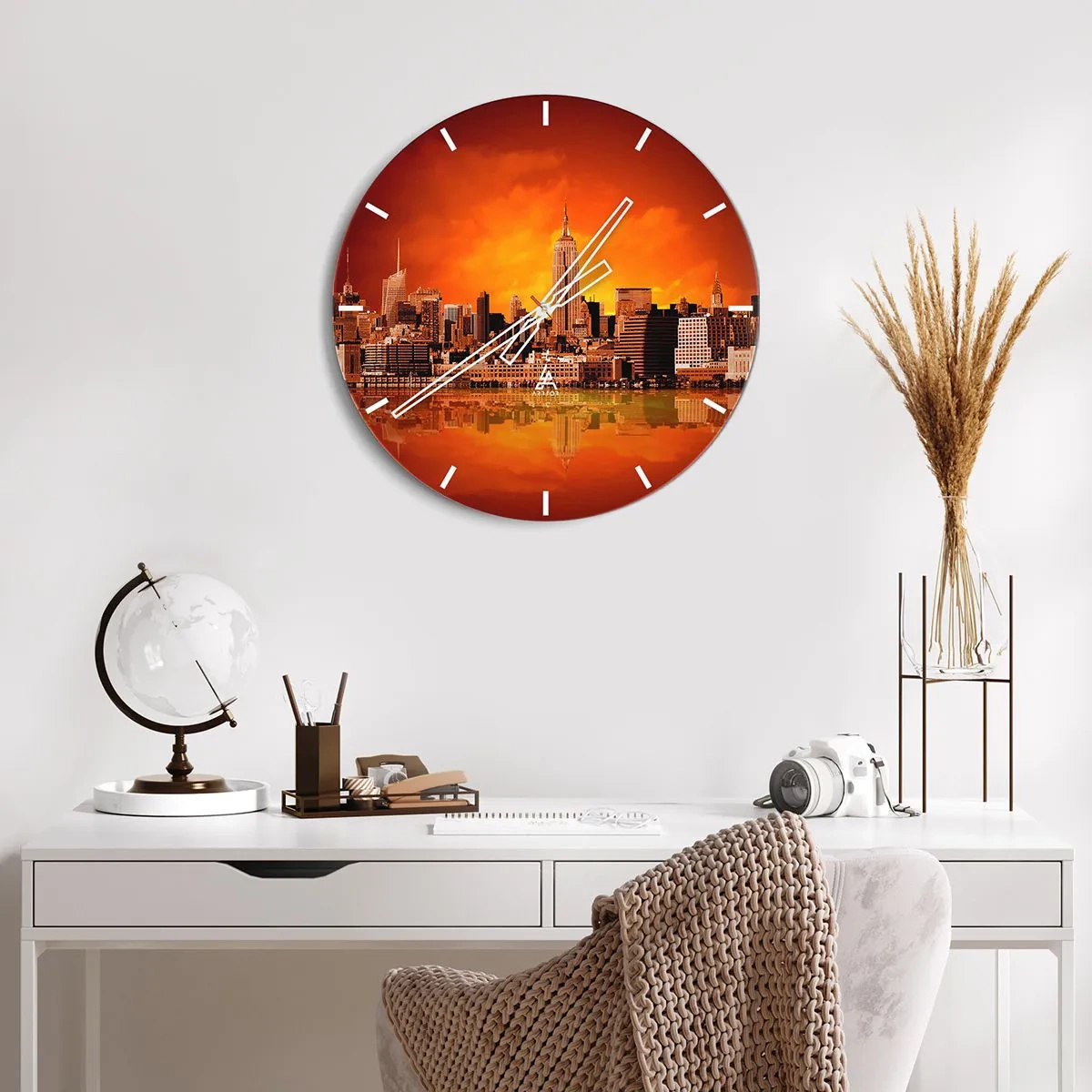 Wanduhr - Glasuhr - Panorama der Stadt bei Sonnenuntergang mit Spiegelung im Wasser - 30x30cm - Das Großstadtpanorama in Gelb und Bronze - Moderne Wanddekoration für Wohnzimmer, Küche und Schlafzimmer ARTTOR