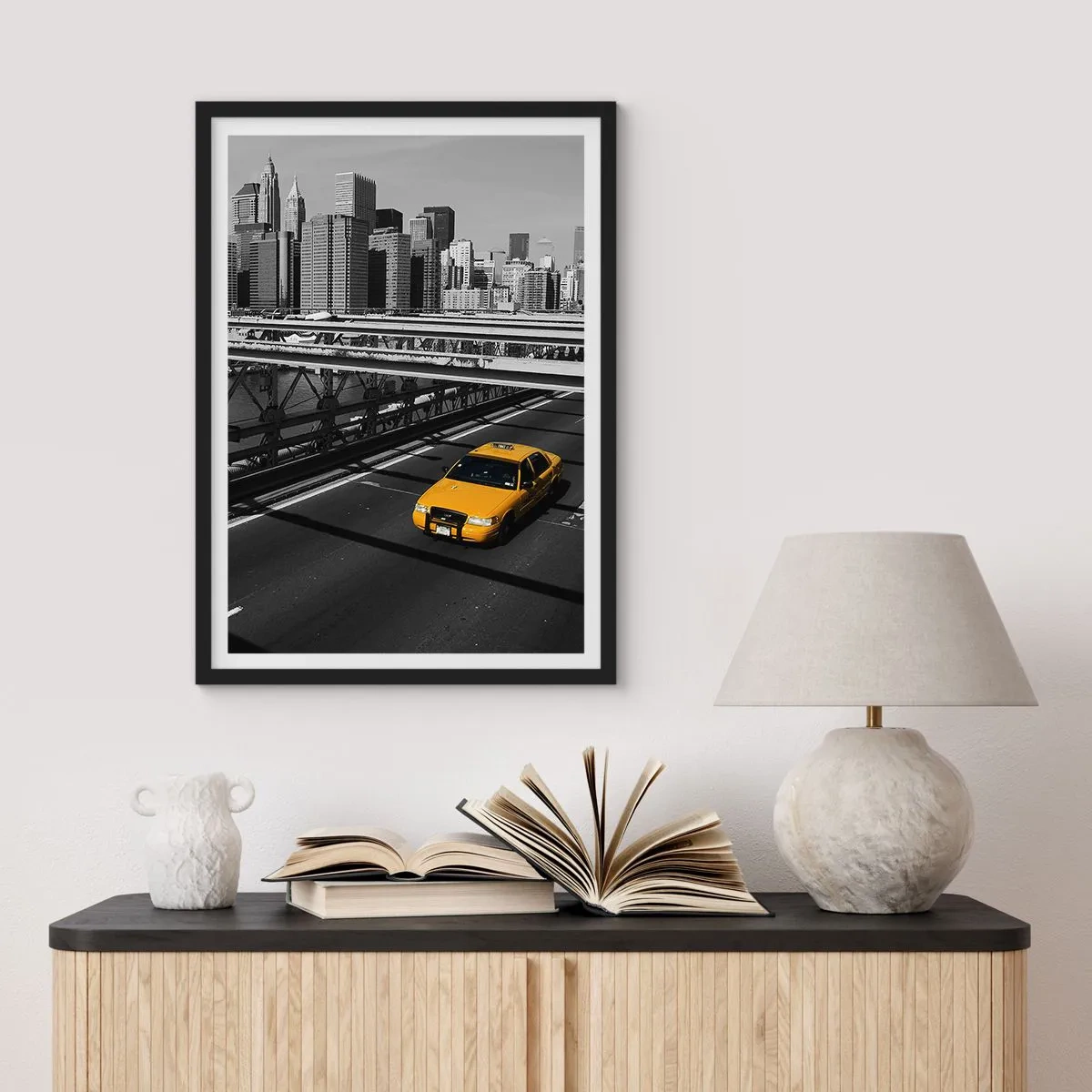 Poster in einem schwarzem Rahmen - Ein gelbes Taxi vor einem schwarz-weißen Stadthintergrund - 50x70cm - Die Farbe einer Großstadt - Moderne Wanddekoration für Wohnzimmer und Schlafzimmer ARTTOR
