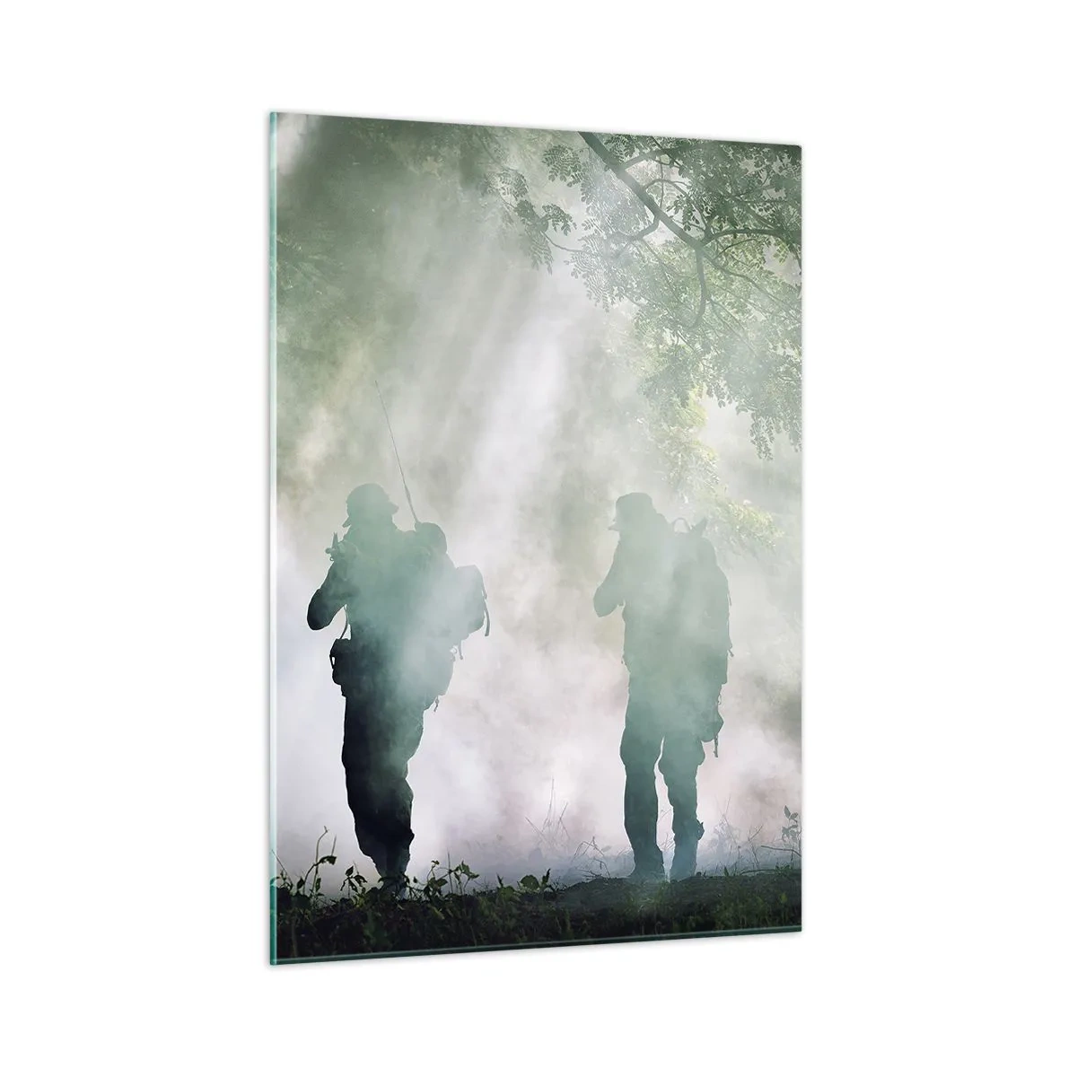Glasbild - Bild auf glas - Eine Gruppe von Soldaten in Rauch, die in höchster Alarmbereitschaft durch den Wald gehen - 50x70cm - Einer für alle… - Moderne Wanddekoration für Wohnzimmer und Schlafzimmer ARTTOR