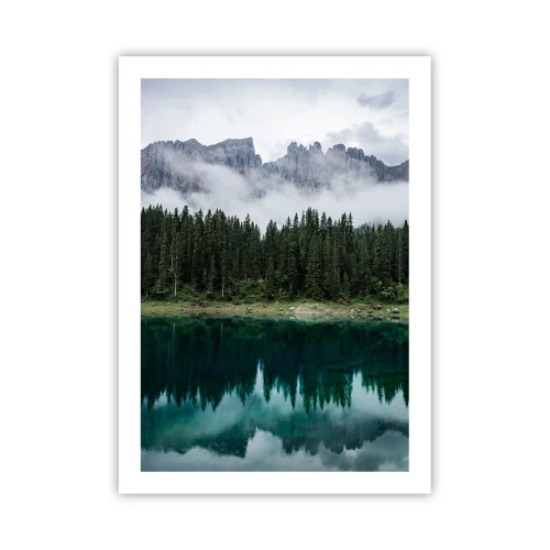 Poster - Ein grüner Wald an einem See mit Bergen im Hintergrund, umgeben von Nebel - 50x70cm - Leise, leise, lass uns das Trinkwasser nicht wecken ... - Moderne Wanddekoration für Wohnzimmer und Schlafzimmer ARTTOR