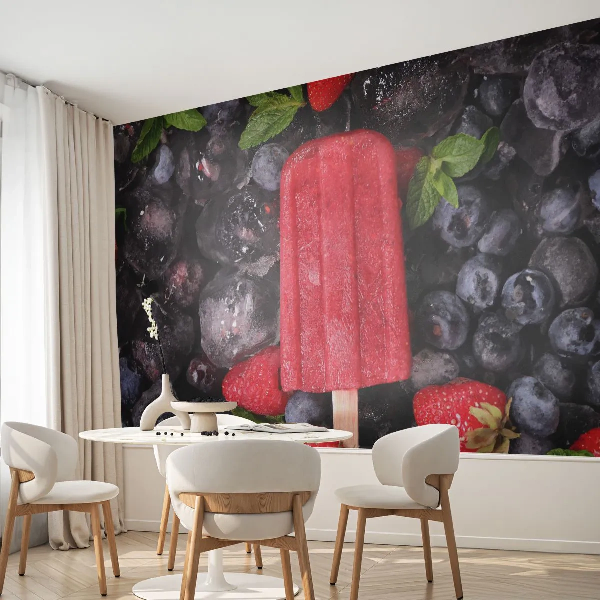 Fototapete Premium Sand - Eis am Stiel mit Erdbeeren, Heidelbeeren und Eiswürfeln - 100x70cm - So schmeckt der heiße Sommer - Moderne Wanddekoration für Wohnzimmer und Schlafzimmer ARTTOR