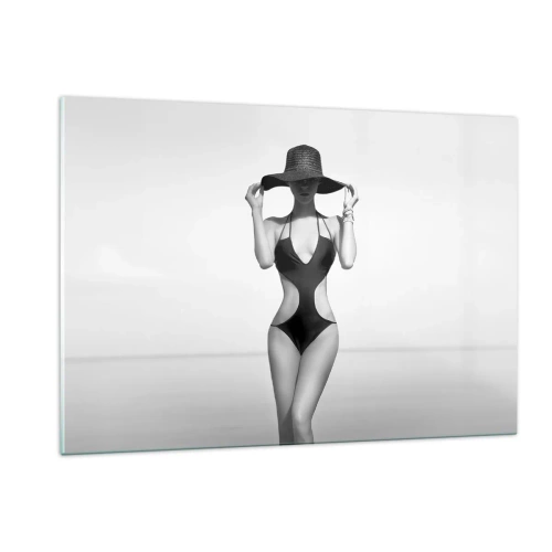Glasbild - Bild auf glas - Eine Frau in einem schwarzen Badeanzug und Hut vor dem Meer - 120x80cm - Mein Name ist: Eleganz - Moderne Wanddekoration für Wohnzimmer und Schlafzimmer ARTTOR