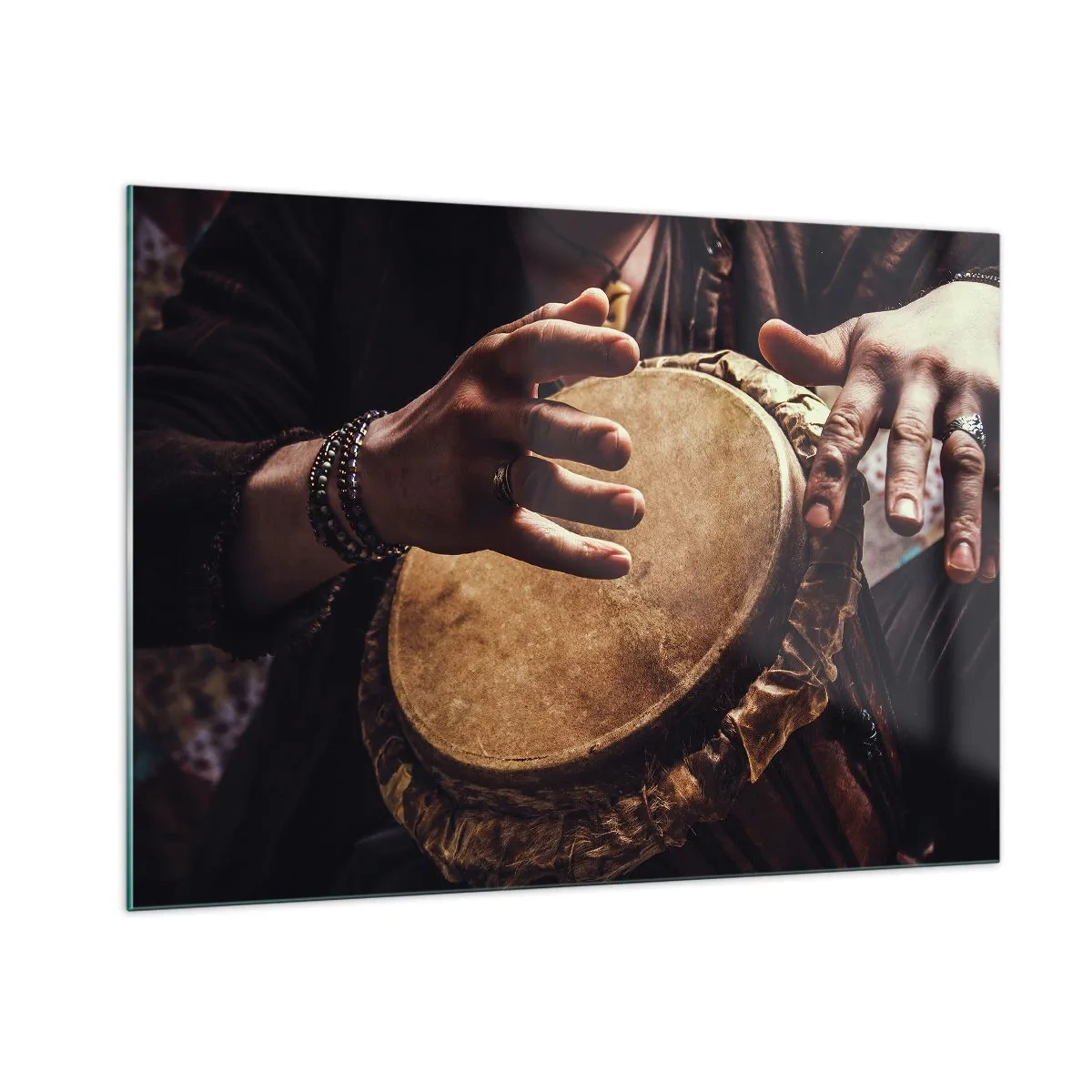 Glasbild - Bild auf glas - Nahaufnahme von Händen, die in warmem Licht eine Djembe-Trommel spielen. - 100x70cm - Im Rhythmus des Herzens - Moderne Wanddekoration für Wohnzimmer und Schlafzimmer ARTTOR