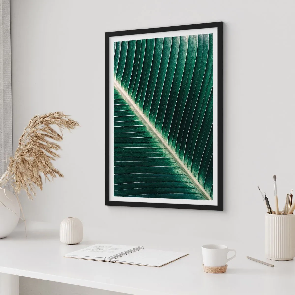 Poster in einem schwarzem Rahmen - Detail eines grünen Blattes mit sichtbaren Adern - 50x70cm - Rhythmus der Natur - Moderne Wanddekoration für Wohnzimmer und Schlafzimmer ARTTOR