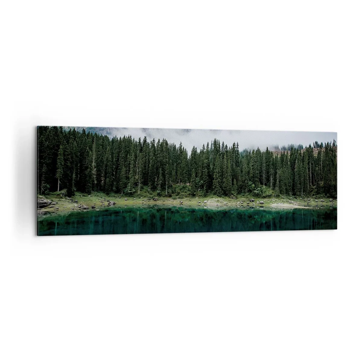 Bild auf Leinwand - Leinwandbild - Eine Berglandschaft mit einem Wald und einem See, in dem sich der Himmel spiegelt - 160x50cm - Leise, leise, lass uns das Trinkwasser nicht wecken ... - Moderne Wanddekoration für Wohnzimmer und Schlafzimmer ARTTOR