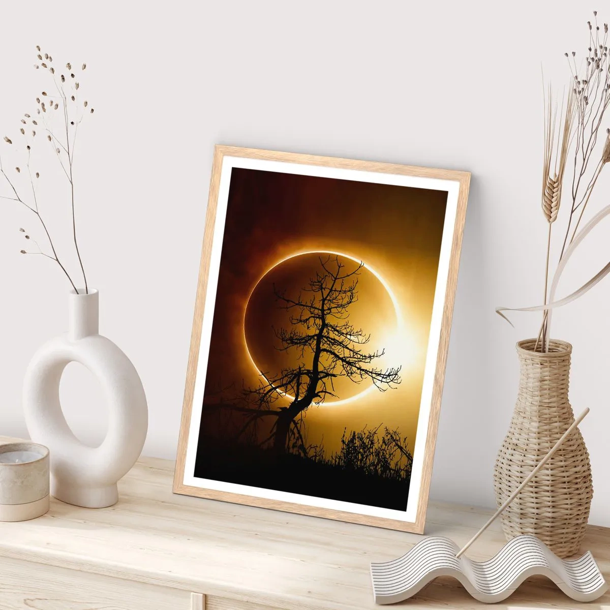 Poster in einem Rahmen aus heller Eiche - Totale Finsternis - 70x100 cm