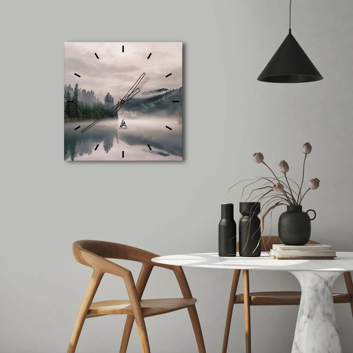 Wanduhr - Glasuhr - Ein nebliger Wald spiegelt sich in einem ruhigen See - 30x30cm - In Reflexion, im Nebel - Moderne Wanddekoration für Wohnzimmer und Schlafzimmer ARTTOR