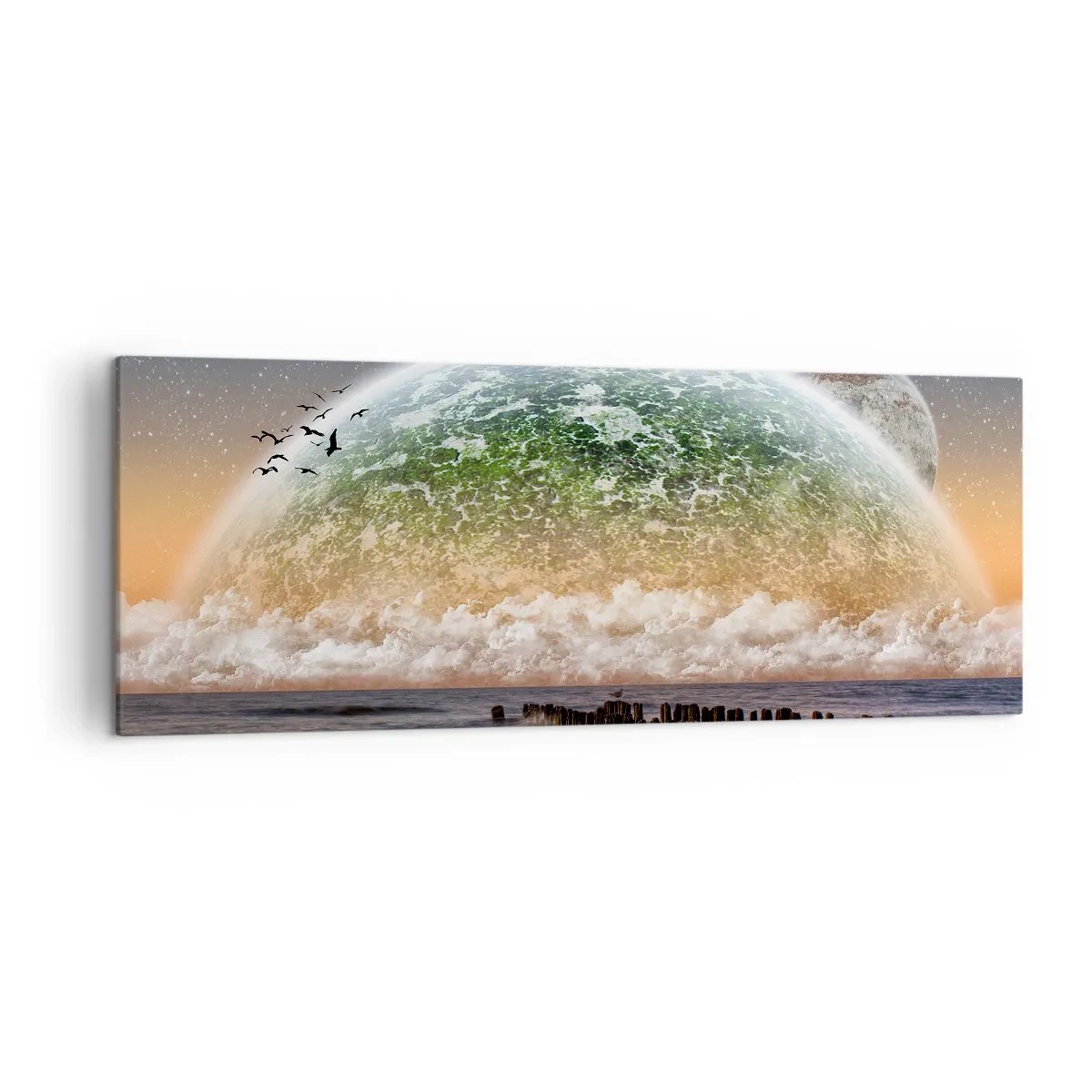 Bild auf Leinwand - Leinwandbild - Eine fantastische Landschaft mit einem großen Planeten über dem Meer und einem Holzsteg. - 140x50cm - Und die Welt tauchte aus dem Wasser auf - Moderne Wanddekoration für Wohnzimmer und Schlafzimmer ARTTOR