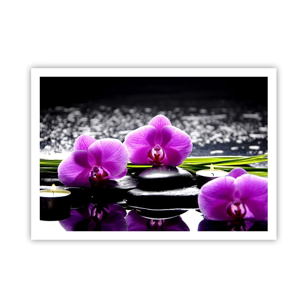 Poster - Lila Orchideen vor einem Hintergrund aus Steinen und Kerzen in einer entspannenden Umgebung - 100x70cm - In Ruhe ertrinken - Moderne Wanddekoration für Wohnzimmer und Schlafzimmer ARTTOR