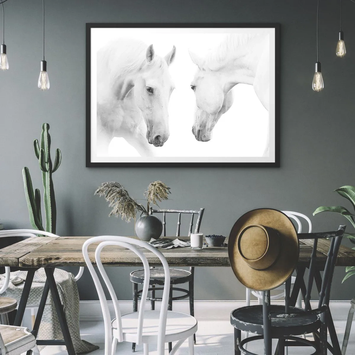 Poster in einem schwarzem Rahmen - Ein minimalistisches Porträt zweier weißer Pferde - 70x50cm - Ist das Freundschaft...? - Moderne Wanddekoration für Wohnzimmer und Schlafzimmer ARTTOR