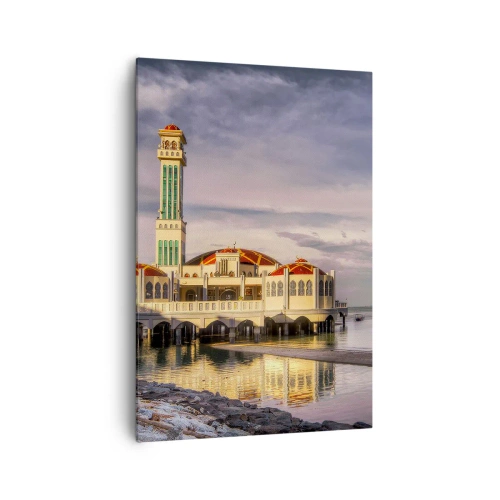 Bild auf Leinwand - Leinwandbild - Ein beeindruckendes Gebäude mit einem Minarett auf dem Wasser, umgeben von einer friedlichen Landschaft - 70x100cm - Tempel der Natur - Moderne Wanddekoration für Wohnzimmer und Schlafzimmer ARTTOR