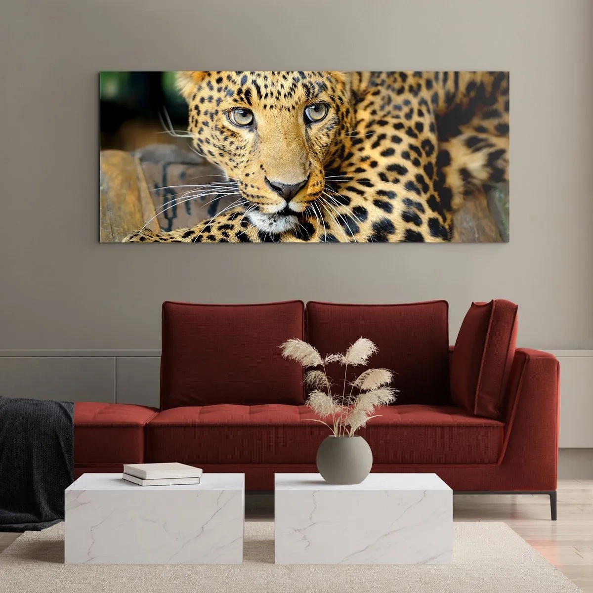 Glasbild - Bild auf glas - Porträt eines Leoparden in seiner natürlichen Umgebung - 140x50cm - Keine Angst, komm mal her - Moderne Wanddekoration für Wohnzimmer und Schlafzimmer ARTTOR