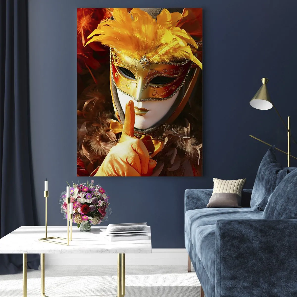 Glasbild - Bild auf glas - Eine Figur in einer goldenen Maske mit orangefarbenen Federn - 50x70cm - Geheimnis ist Teil des Spiels - Moderne Wanddekoration für Wohnzimmer und Schlafzimmer ARTTOR