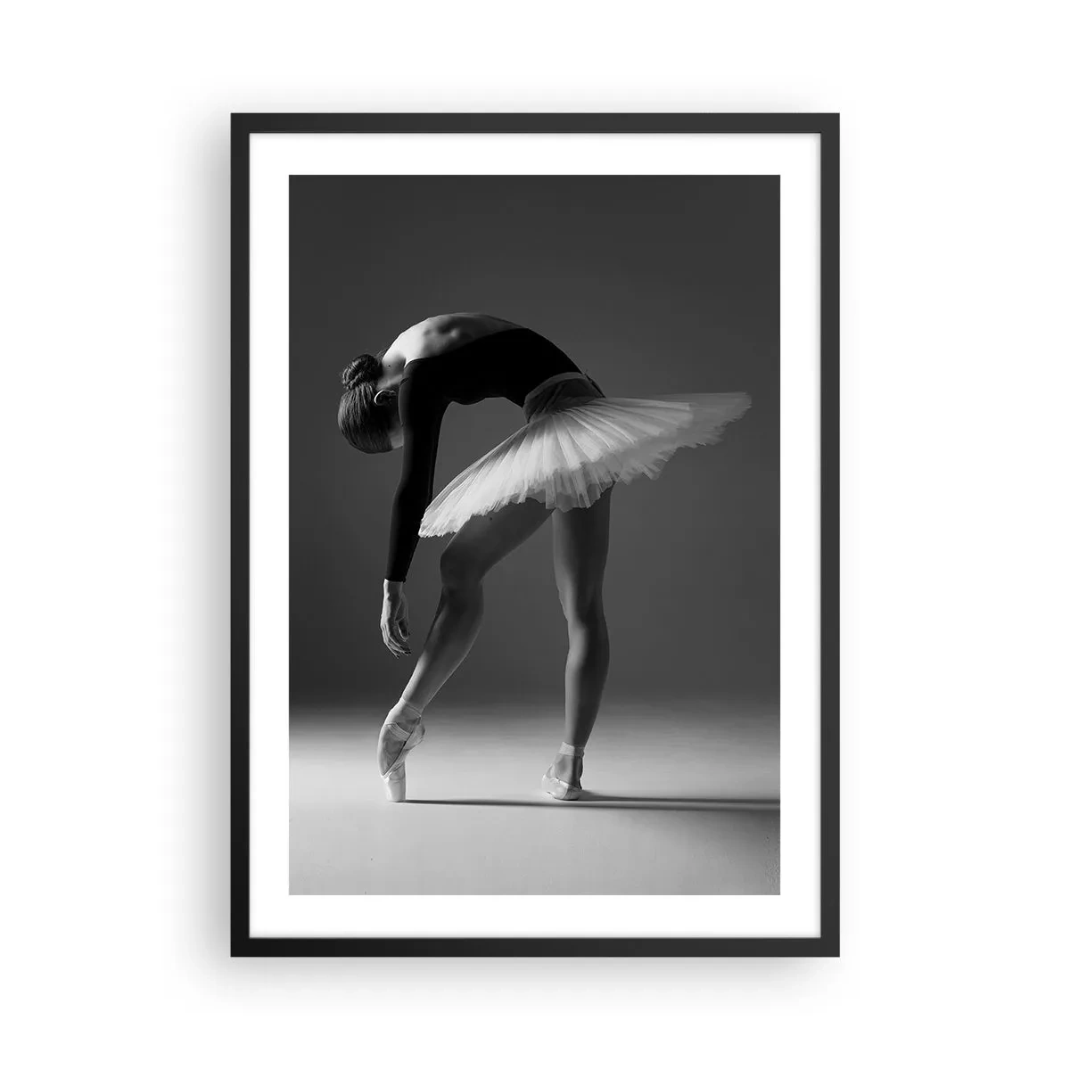 Poster in einem schwarzem Rahmen - Eine Ballerina in einer Schwarz-Weiß-Komposition in eleganter Pose - 50x70cm - Bella Ballerina - Moderne Wanddekoration für Wohnzimmer und Schlafzimmer ARTTOR