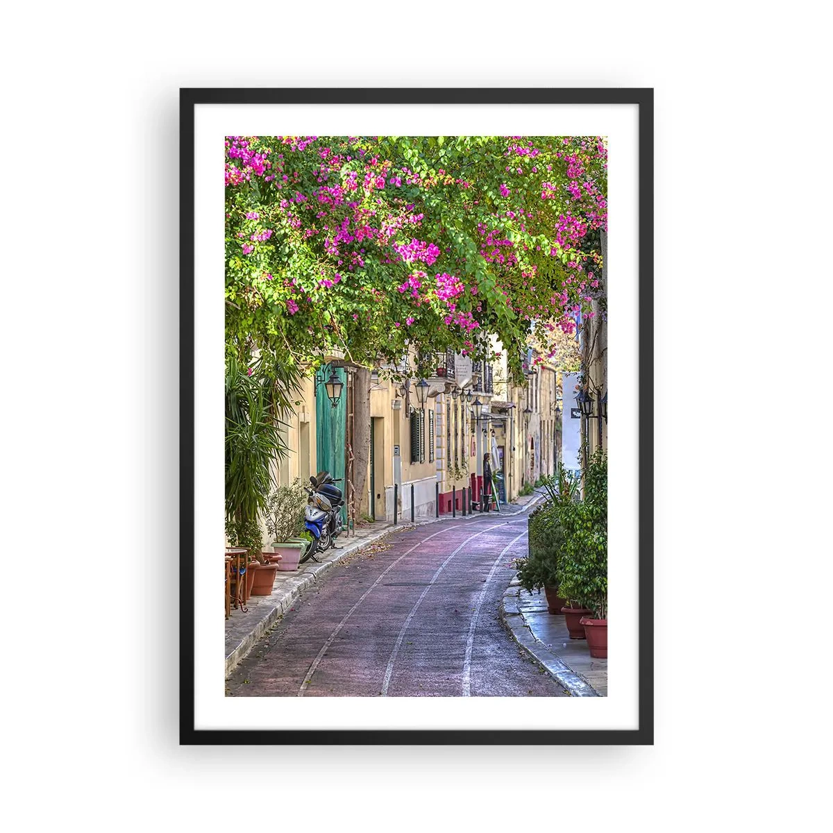 Poster in einem schwarzem Rahmen - Eine farbenfrohe Straße mit blühenden Blumen und klassischer Architektur - 50x70cm - Blühende Gasse - Moderne Wanddekoration für Wohnzimmer und Schlafzimmer ARTTOR