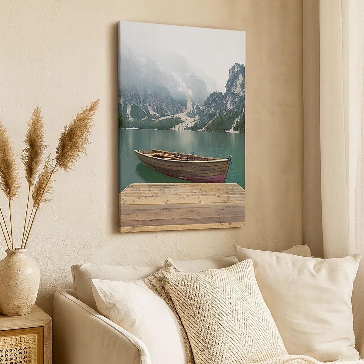Bild auf Leinwand - Leinwandbild - Ein Holzboot an einem Pier auf einem von Bergen umgebenen See - 50x70cm - Und die stolzen Felsen der Stirn - Moderne Wanddekoration für Wohnzimmer und Schlafzimmer ARTTOR
