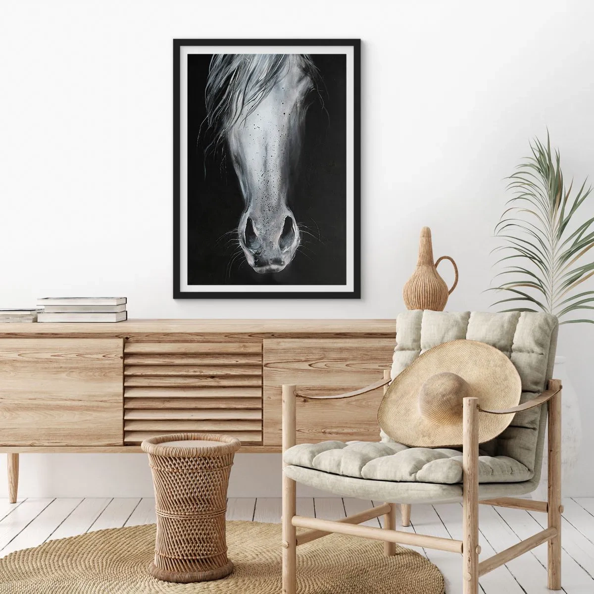 Poster in einem schwarzem Rahmen - Nahaufnahme eines Pferdegesichts in Schwarzweiß - 50x70cm - Verführerischer Look - Moderne Wanddekoration für Wohnzimmer und Schlafzimmer ARTTOR