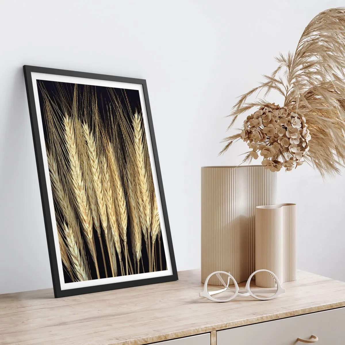 Poster in einem schwarzem Rahmen - Nahaufnahme von Weizenähren vor schwarzem Hintergrund - 50x70cm - Rustikale Magie - Moderne Wanddekoration für Wohnzimmer und Schlafzimmer ARTTOR