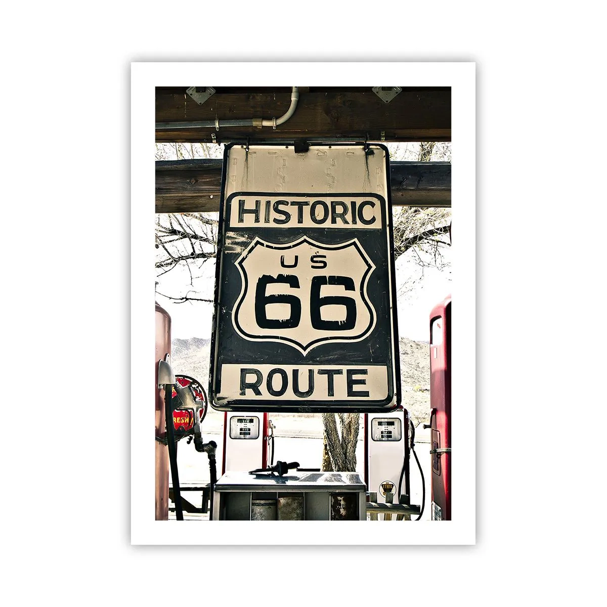 Poster - Route 66-Schild vor einer Tankstelle - 50x70cm - Amerikanische Retro-Reise - Moderne Wanddekoration für Wohnzimmer und Schlafzimmer ARTTOR