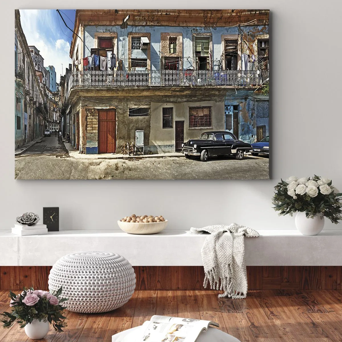 Bild auf Leinwand - Leinwandbild - Bunte Mietshäuser und ein Oldtimer im Stadtbild - 120x80cm - Havanna-Stimmung - Moderne Wanddekoration für Wohnzimmer und Schlafzimmer ARTTOR