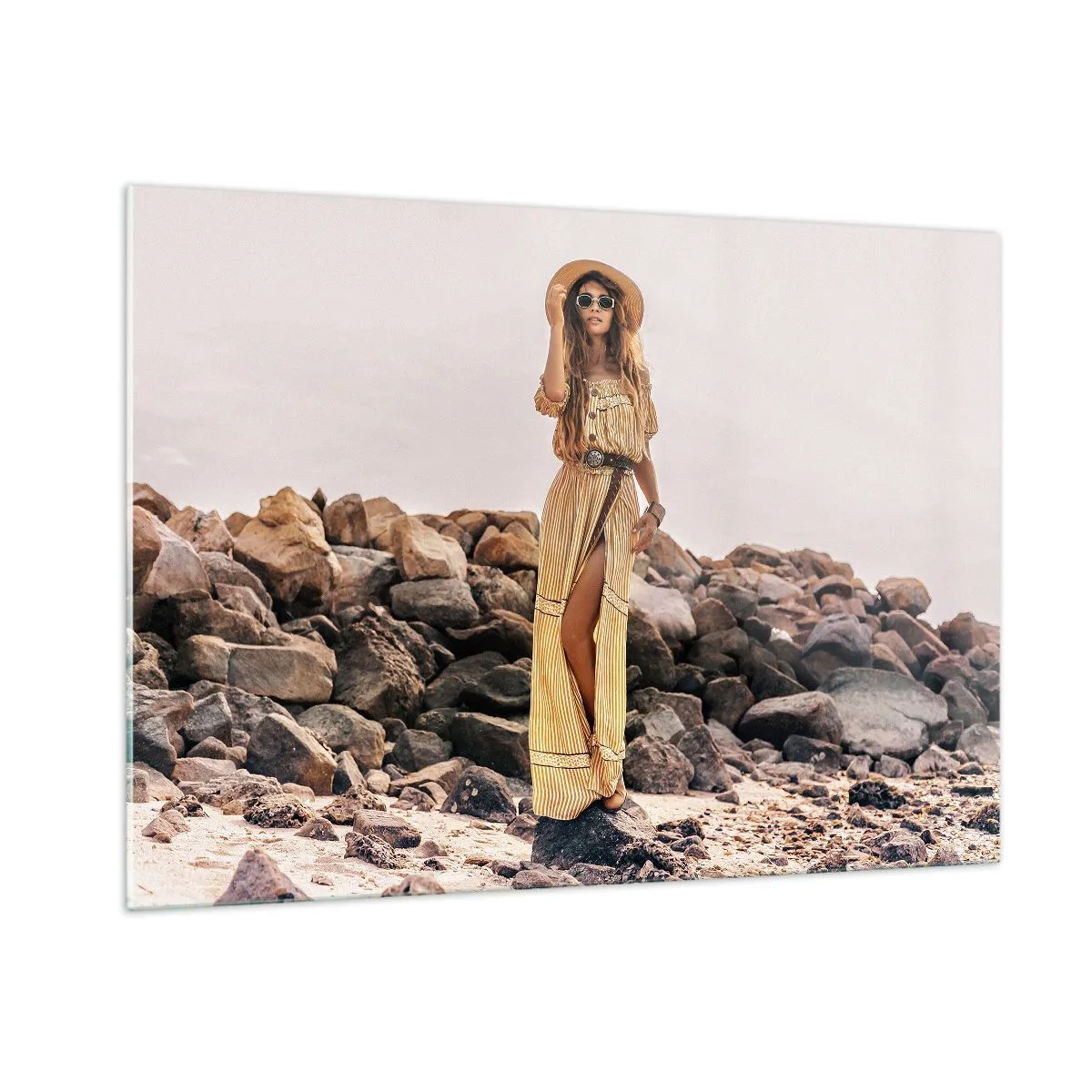 Glasbild - Bild auf glas - Eine Frau in einem Kleid im Boho-Stil vor einer felsigen Küste - 100x70cm - Die Magie der Steine - Moderne Wanddekoration für Wohnzimmer und Schlafzimmer ARTTOR