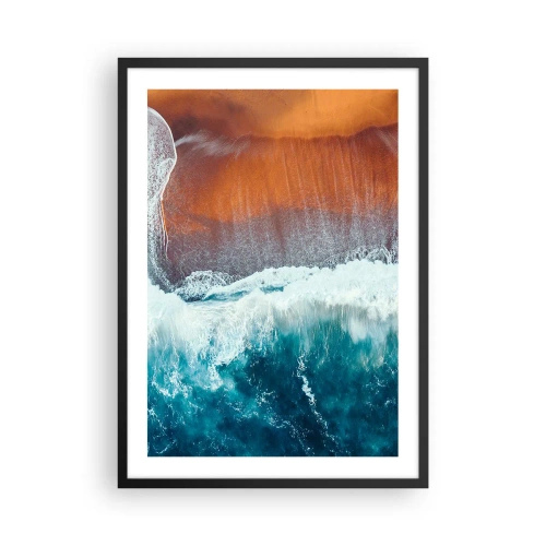 Poster in einem schwarzem Rahmen - Meereswellen brechen gegen die Küste mit warmfarbigem Sand - 50x70cm - Berührung des Ozeans - Moderne Wanddekoration für Wohnzimmer und Schlafzimmer ARTTOR