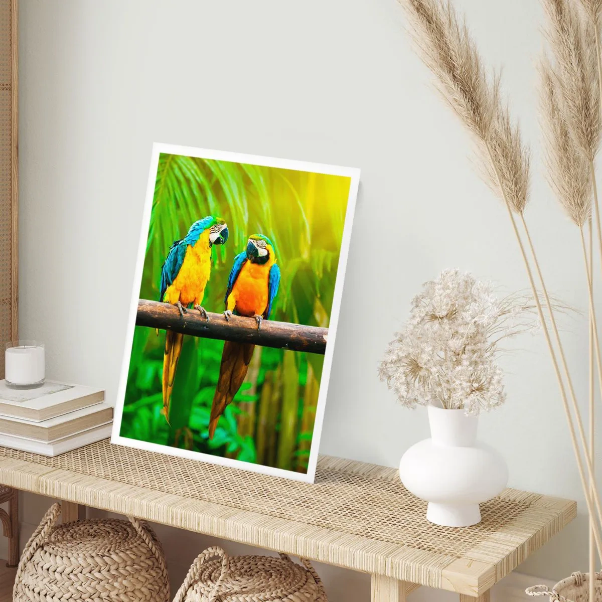 Poster - Leuchtend bunte Papageien in tropischer Umgebung - 50x70cm - Und hast du gehört, dass sie ...? - Moderne Wanddekoration für Wohnzimmer und Schlafzimmer ARTTOR
