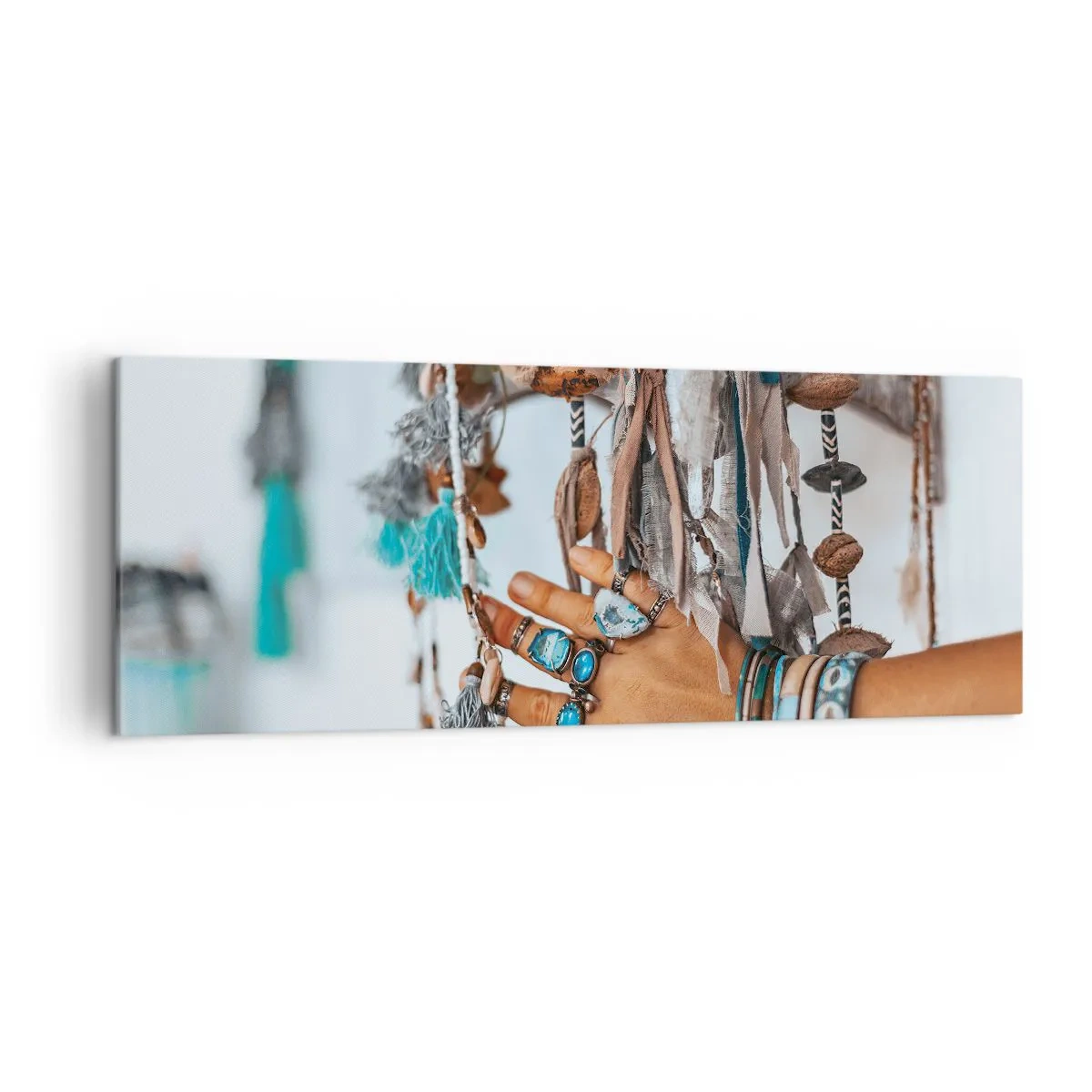 Bild auf Leinwand - Leinwandbild - Eine mit Boho-Schmuck geschmückte Hand mit Dekorationen im Hintergrund - 140x50cm - Lokale Schätze - Moderne Wanddekoration für Wohnzimmer und Schlafzimmer ARTTOR