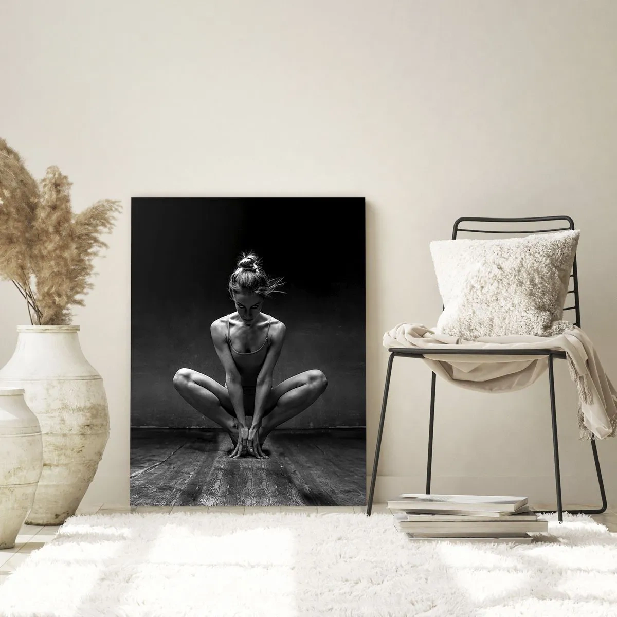 Glasbild - Bild auf glas - Ein Schwarz-Weiß-Porträt einer Tänzerin in voller Konzentration. - 70x100cm - Konzentration der Tanzenergie - Moderne Wanddekoration für Wohnzimmer und Schlafzimmer ARTTOR