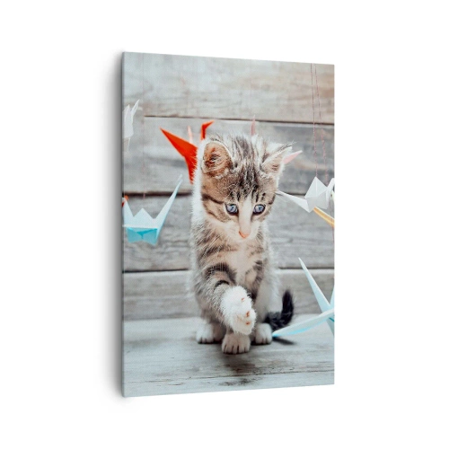 Bild auf Leinwand - Leinwandbild - Ein Kätzchen spielt mit hängenden Origami-Papierkranichen. - 70x100cm - Erste Stunde - Moderne Wanddekoration für Wohnzimmer und Schlafzimmer ARTTOR