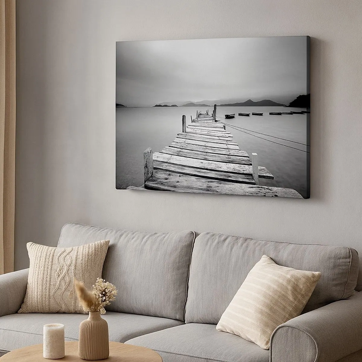 Bild auf Leinwand - Leinwandbild - Eine Schwarz-Weiß-Ansicht eines Holzstegs und eines ruhigen Sees. - 70x50cm - Hinter den Bergen, jenseits der Meere - Moderne Wanddekoration für Wohnzimmer und Schlafzimmer ARTTOR