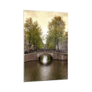 Glasbild - Bild auf glas - Ein Kanal in Amsterdam, umgeben von historischen Mietshäusern - 70x100cm - Mit dem Boot oder mit dem Fahrrad? - Moderne Wanddekoration für Wohnzimmer und Schlafzimmer ARTTOR