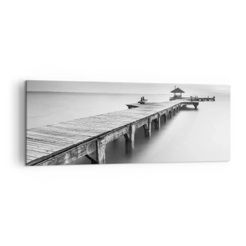 Bild auf Leinwand - Leinwandbild - Eine Schwarzweißansicht eines Holzstegs über ruhigem Wasser. - 140x50cm - In die Ferne - Moderne Wanddekoration für Wohnzimmer und Schlafzimmer ARTTOR
