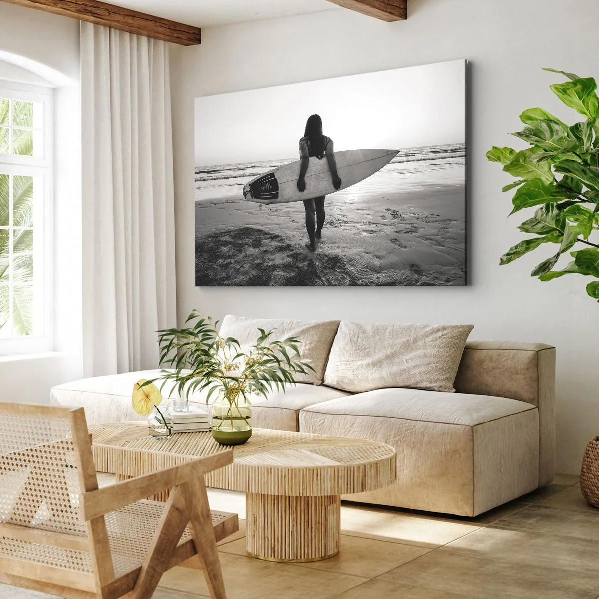 Bild auf Leinwand - Leinwandbild - Frau mit Surfbrett am Strand in Schwarz und Weiß - 100x70cm - Die Tochter der Meereswelle - Moderne Wanddekoration für Wohnzimmer und Schlafzimmer ARTTOR