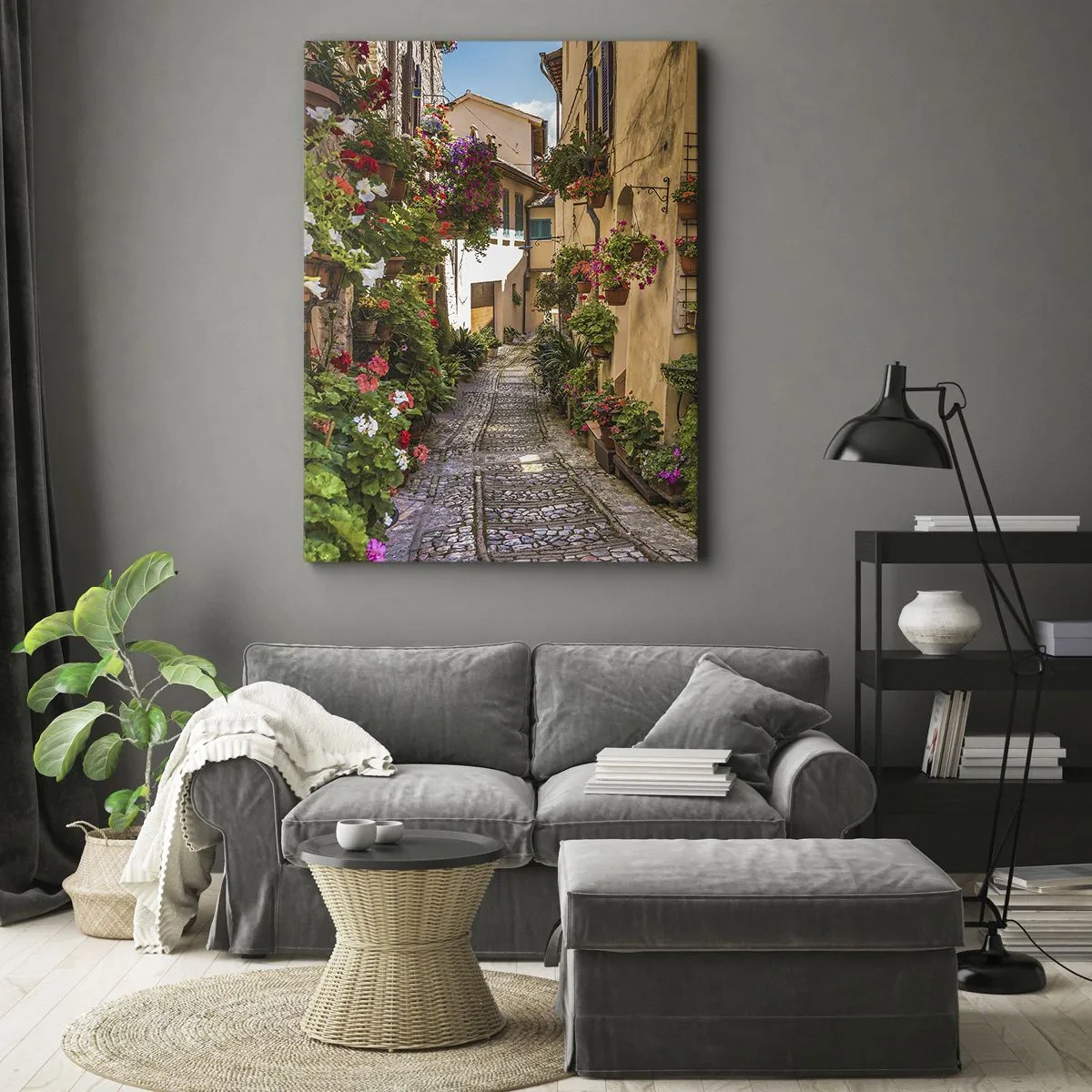 Bild auf Leinwand - Leinwandbild - Eine bezaubernde Straße voller Blumen und Blumentöpfe - 80x120cm - Italienische Gasse - Moderne Wanddekoration für Wohnzimmer und Schlafzimmer ARTTOR