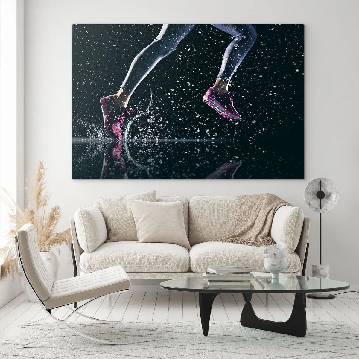 Glasbild - Bild auf glas - Laufen durchs Wasser in Sportschuhen vor dunklem Hintergrund - 70x50cm - Wie viel Kraft in den Beinen - Moderne Wanddekoration für Wohnzimmer und Schlafzimmer ARTTOR