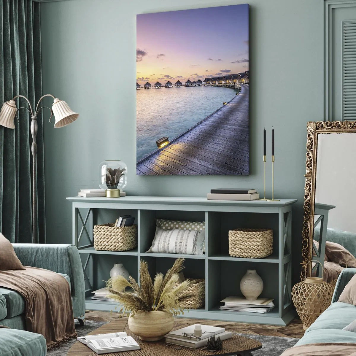 Bild auf Leinwand - Leinwandbild - Der Pier, der bei Sonnenuntergang zu den Cottages am Wasser führt - 80x120cm - Urlaub - zurück zu den Quellen - Moderne Wanddekoration für Wohnzimmer und Schlafzimmer ARTTOR