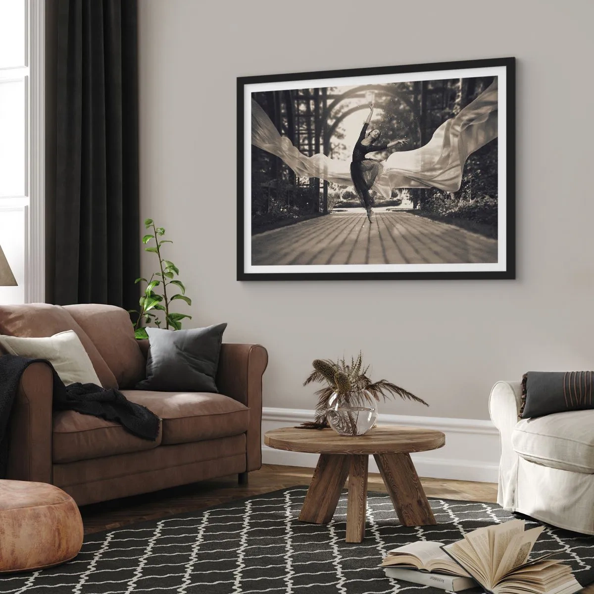 Poster in einem schwarzem Rahmen - Eine Tänzerin in einem wallenden Kleid führt einen Sprung vor einer schwarz-weißen Gartenkulisse aus. - 70x50cm - Der Tanz des Gartengeistes - Moderne Wanddekoration für Wohnzimmer und Schlafzimmer ARTTOR